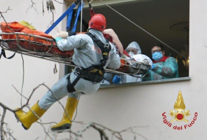 Vigili del fuoco soccorrono persona positiva al Coronavirus
