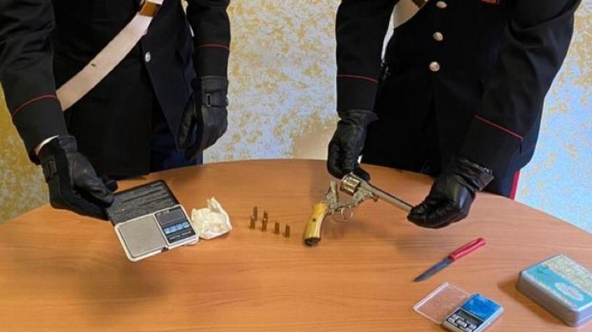 Controlli dei carabinieri sequestrate droga e una pistola