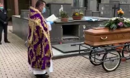 Il decreto blocca i funerali, in diretta Facebook la benedizione della salma IL VIDEO