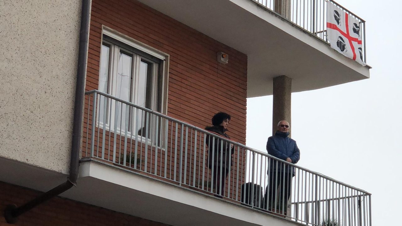 Cittadini di Chivasso pregano sui balconi IL VIDEO