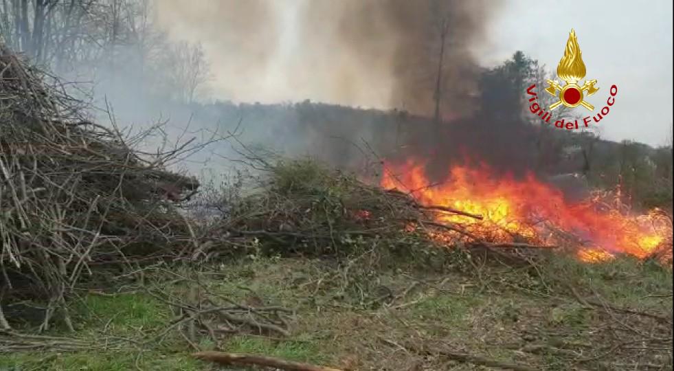 Incendio cippato a Moncrivello, i soccorsi