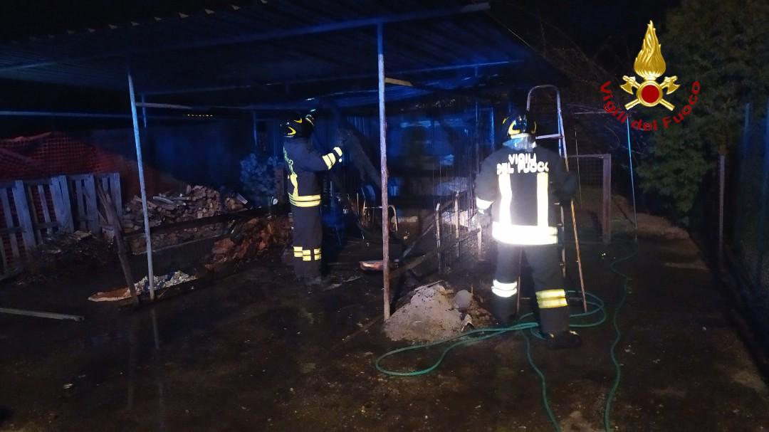 Incendio capanno in frazione
