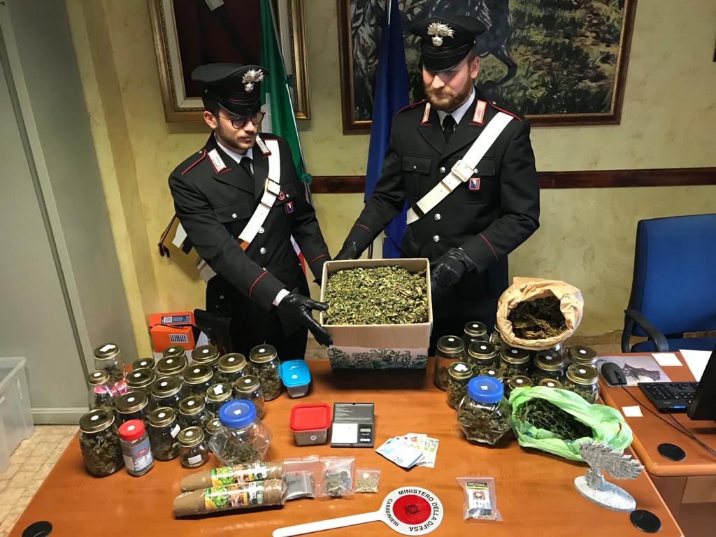 Consegnava droga a domicilio con la complicità dei genitori
