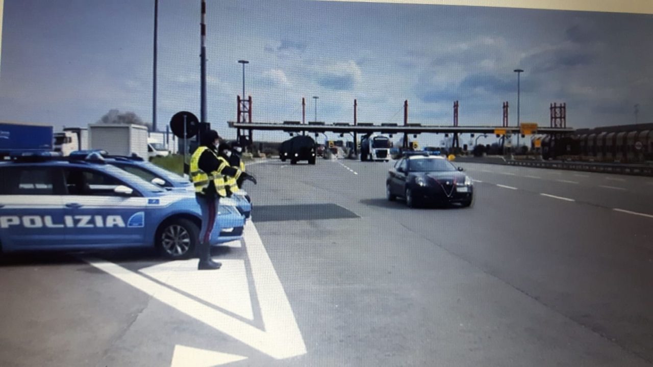 Al casello autostradale di Rondissone la Polizia rende omaggio alle vittime del Coronavirus