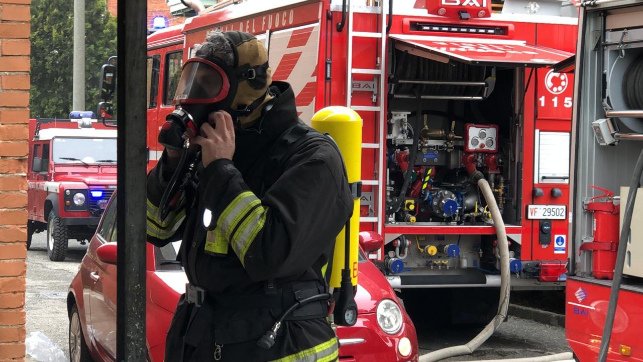 Incendio nelle cantine di un palazzo a Chivasso, 24 famiglie evacuate LE FOTO