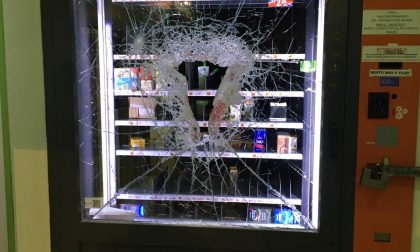 In giro senza un motivo distrugge un distributore di alimenti: arrestato IL VIDEO