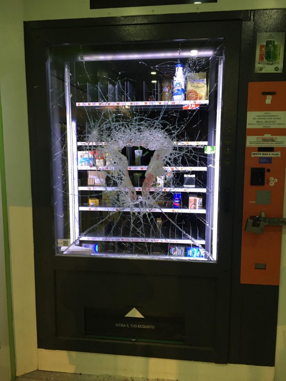 In giro senza un motivo distrugge un distributore di alimenti: arrestato IL VIDEO