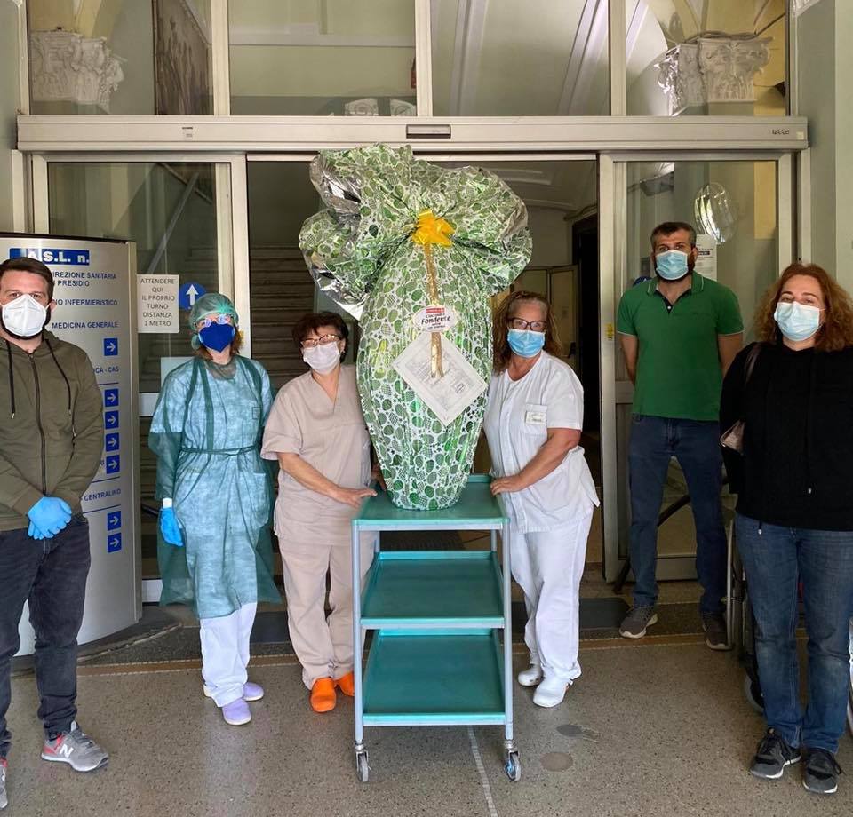 Un uovo gigante donato all’ospedale di Chivasso