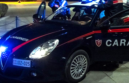 Quarantenne picchia ex moglie e compagno con una spranga di ferro