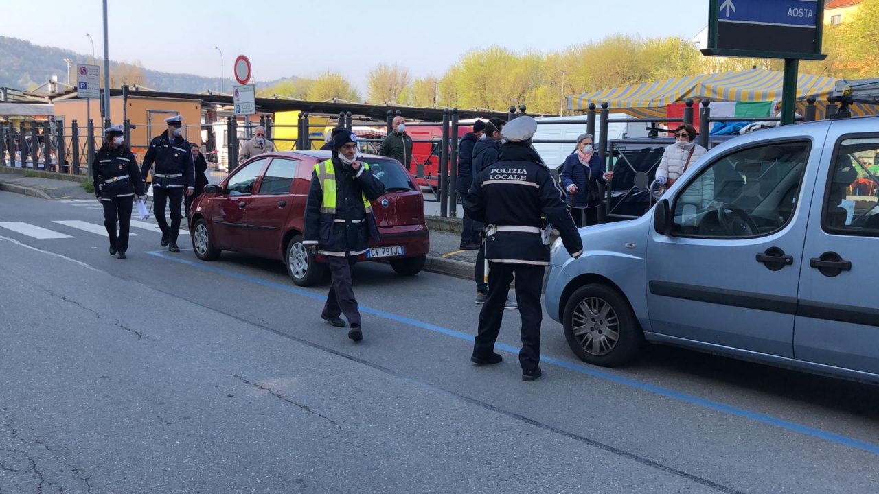 Il mercato di Chivasso al tempo del Coronavirus LE FOTO