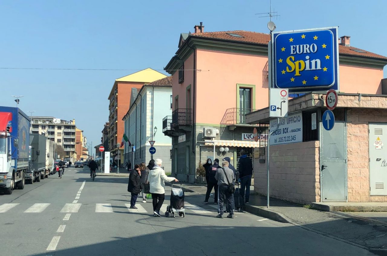 Mercato di Chivasso ordinato, code invece al supermercato