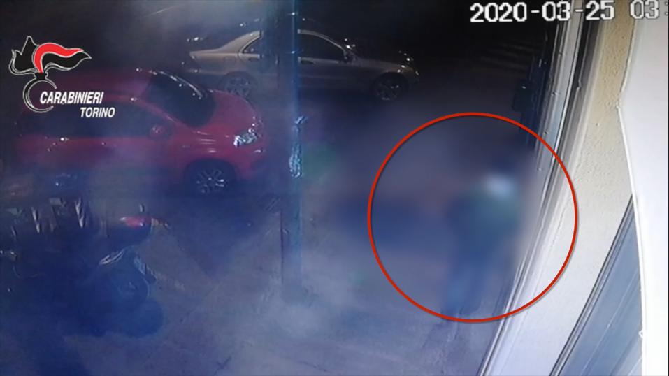 Uomo rapinato mentre preleva farmaci IL VIDEO
