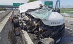 Incidente in tangenziale: furgone perde il carico, ferito il conducente