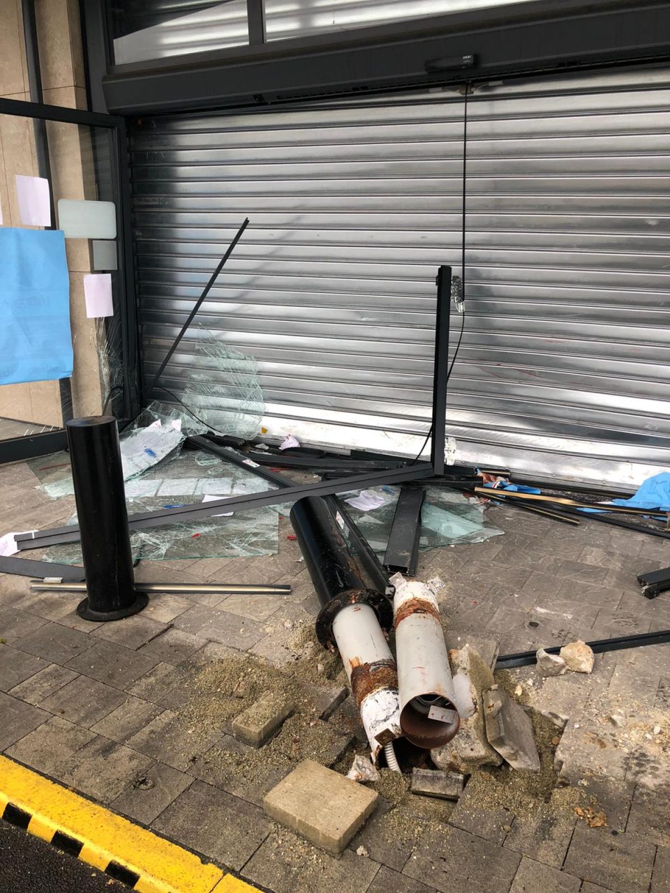 Spaccata a MediaWorld a Chivasso, malviventi in fuga