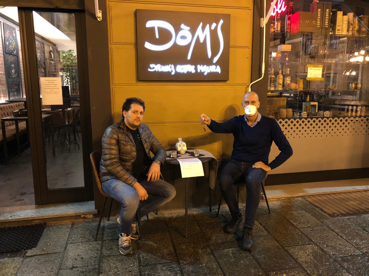 Baristi e ristoratori a Chivasso: flash mob per evitare che le serrande restino  giù