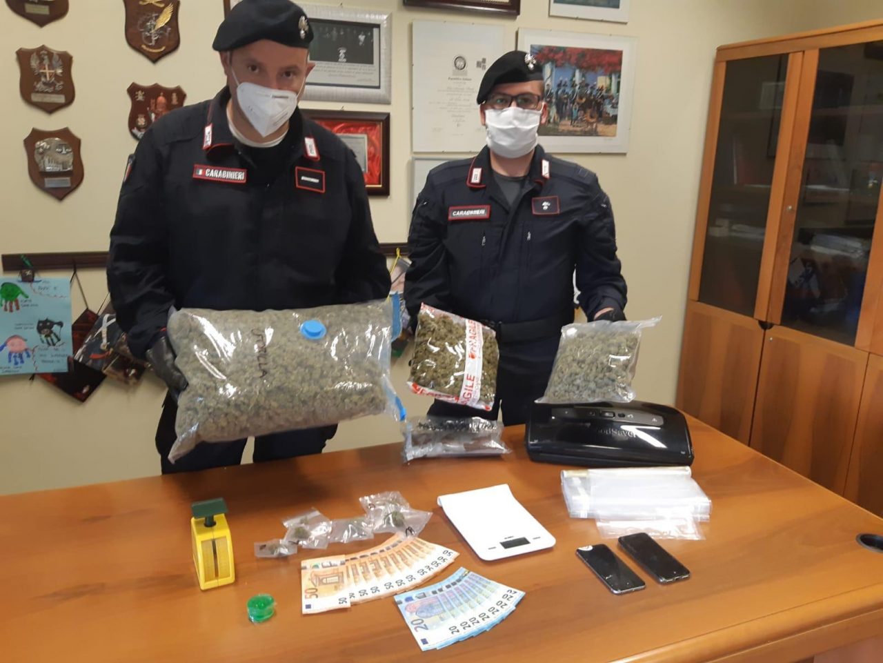 Market della droga chiuso dai carabinieri, un arresto IL VIDEO