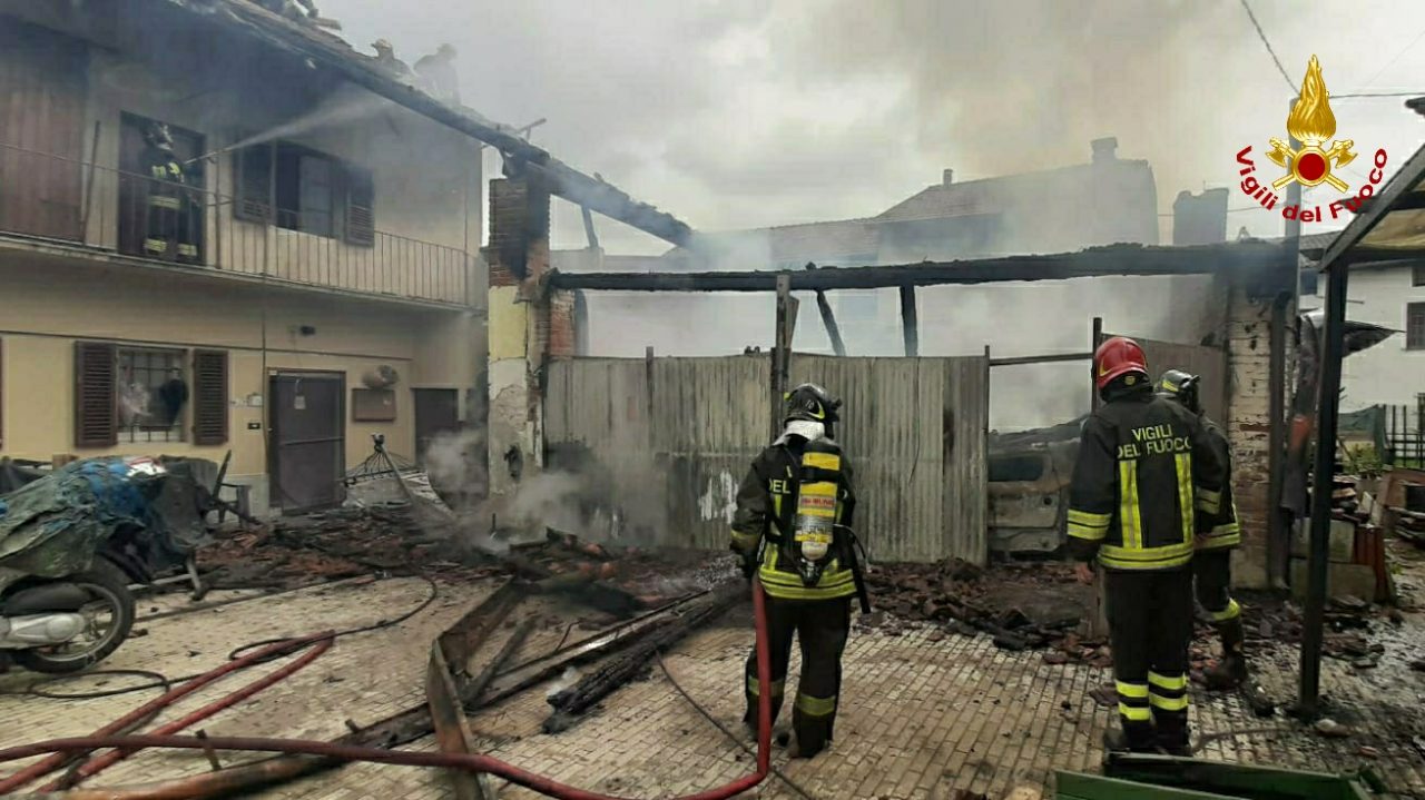Incendio in un garage, danneggiata anche un’abitazione