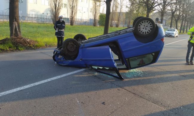 Auto si ribalta, conducente in ospedale: è un’infermiera di ritorno dal turno di notte
