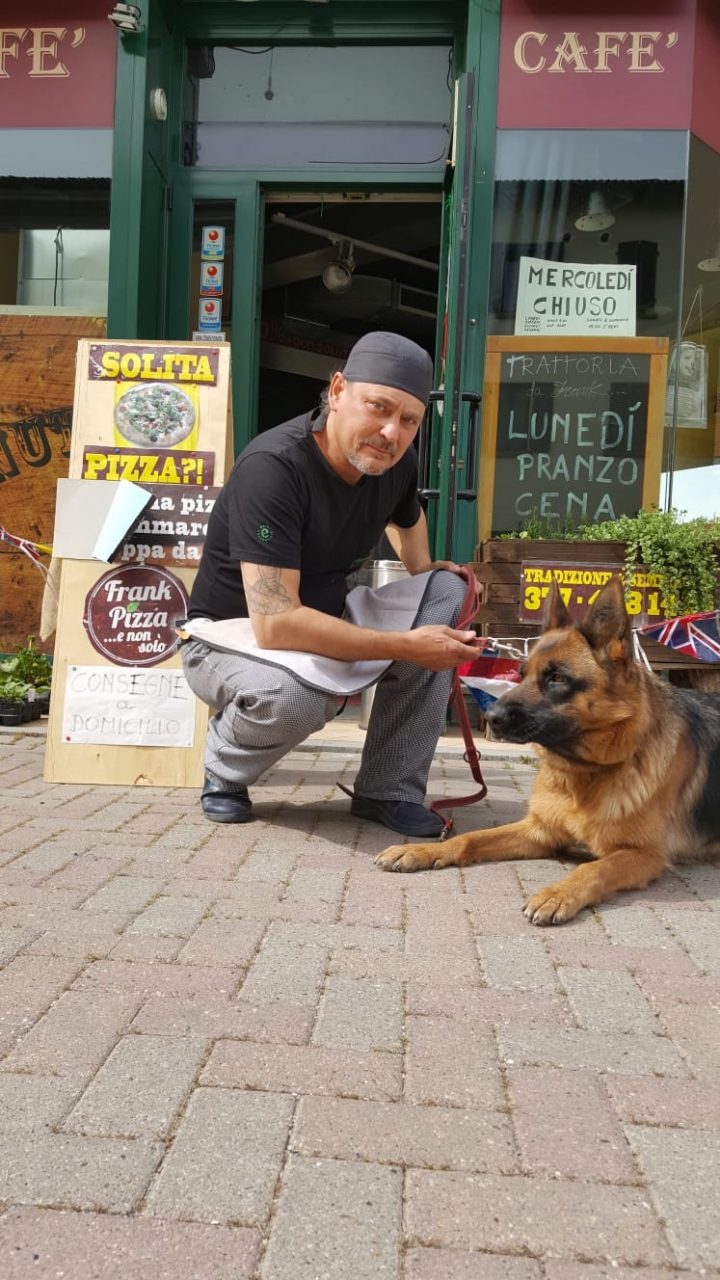 Fa fare la pipì al suo cane mentre torna dal lavoro in auto: 400 euro di multa