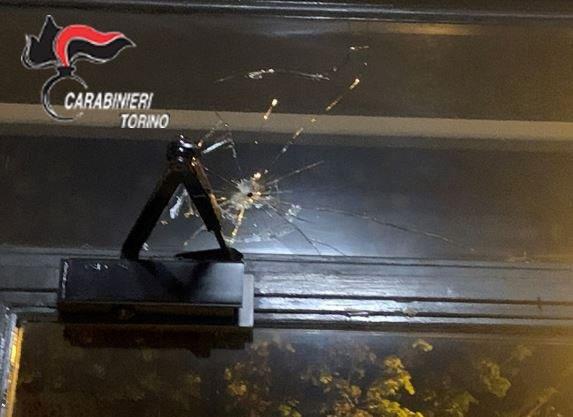 A spasso col cane spara alla porta di un condominio di Chivasso IL VIDEO