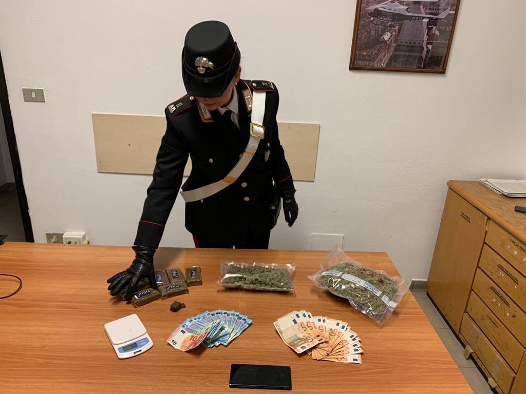 In casa gestiva un ingrosso della droga: giovane arrestato