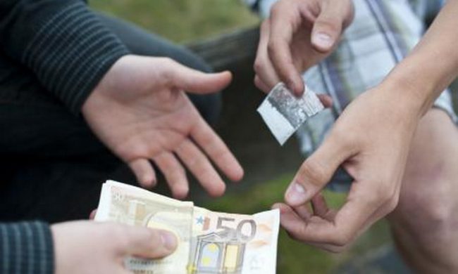 Soldi della vendita di droga nascosti nella Bibbia: giovane arrestato