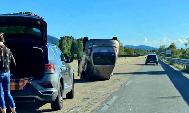 Auto ribaltata sulla Sp11, donna in ospedale