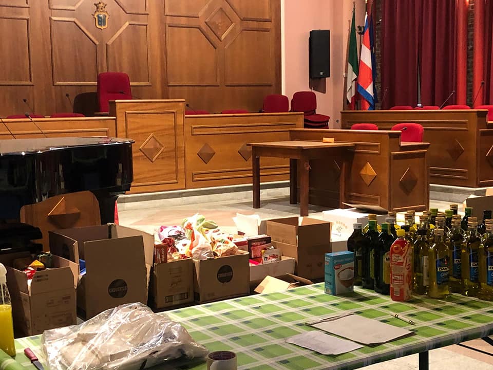 Coronavirus, la solidarietà di Brandizzo: sala del consiglio piena di alimenti