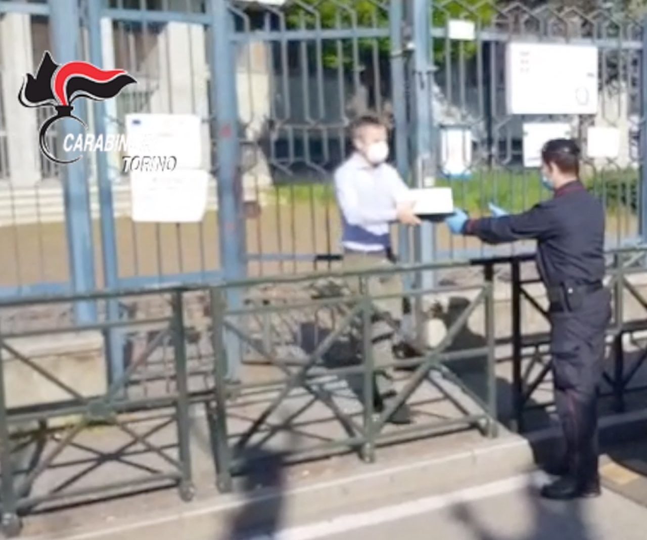 Studenti senza tablet, li consegnano a casa i carabinieri I VIDEO