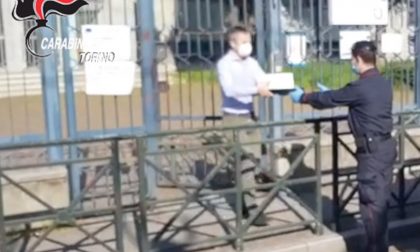 Studenti senza tablet, li consegnano a casa i carabinieri I VIDEO