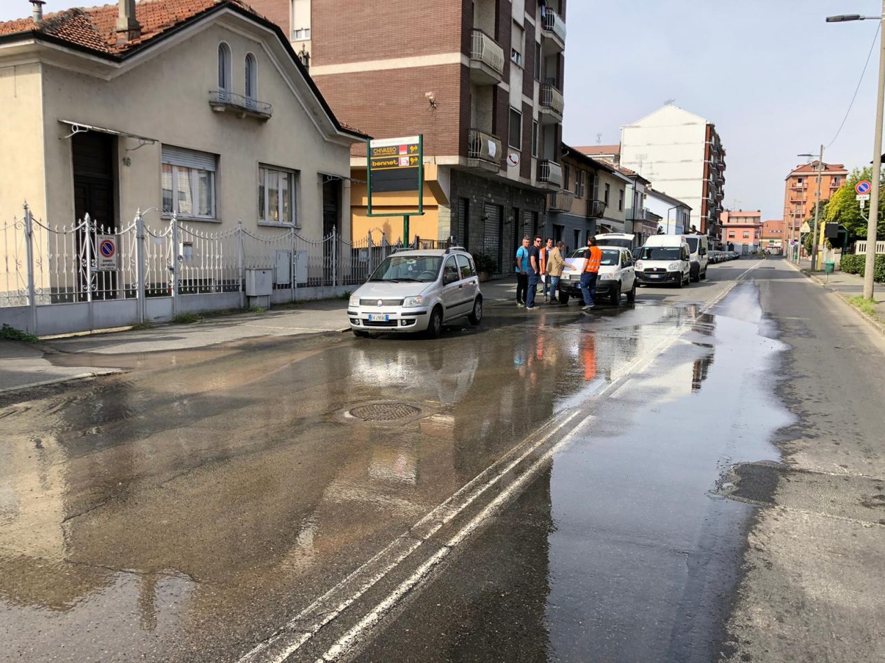 Si rompe un tubo dell’acqua a Chivasso, strada allagata LE FOTO