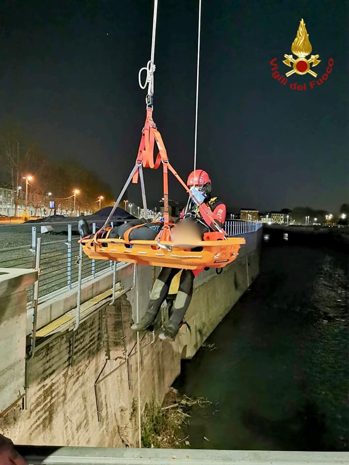 Uomo precipita nella Dora a Torino, recuperato