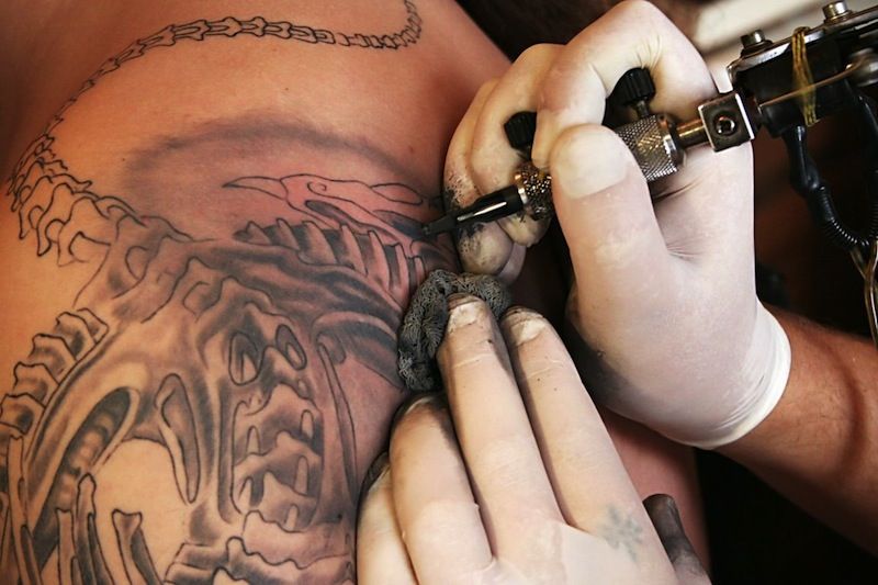 Bonus Piemonte: 15 milioni per negozi, agenzie di viaggio, ottici e fotografi, tatuatori, cinema, scuole guida, circoli