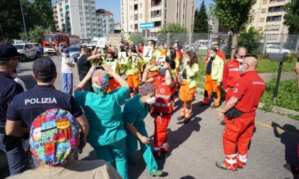 Coronavirus, flash mob davanti all'ospedale per dire grazie al personale