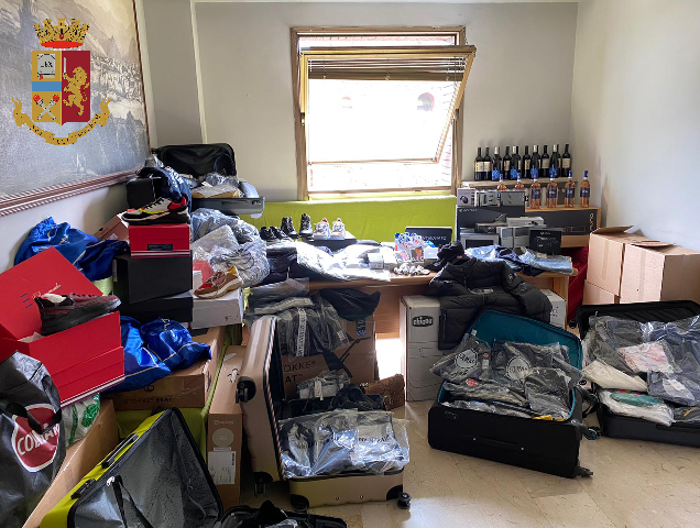 Scoperto bazar del lusso: vini pregiati, abiti firmati e culle per bimbe IL VIDEO