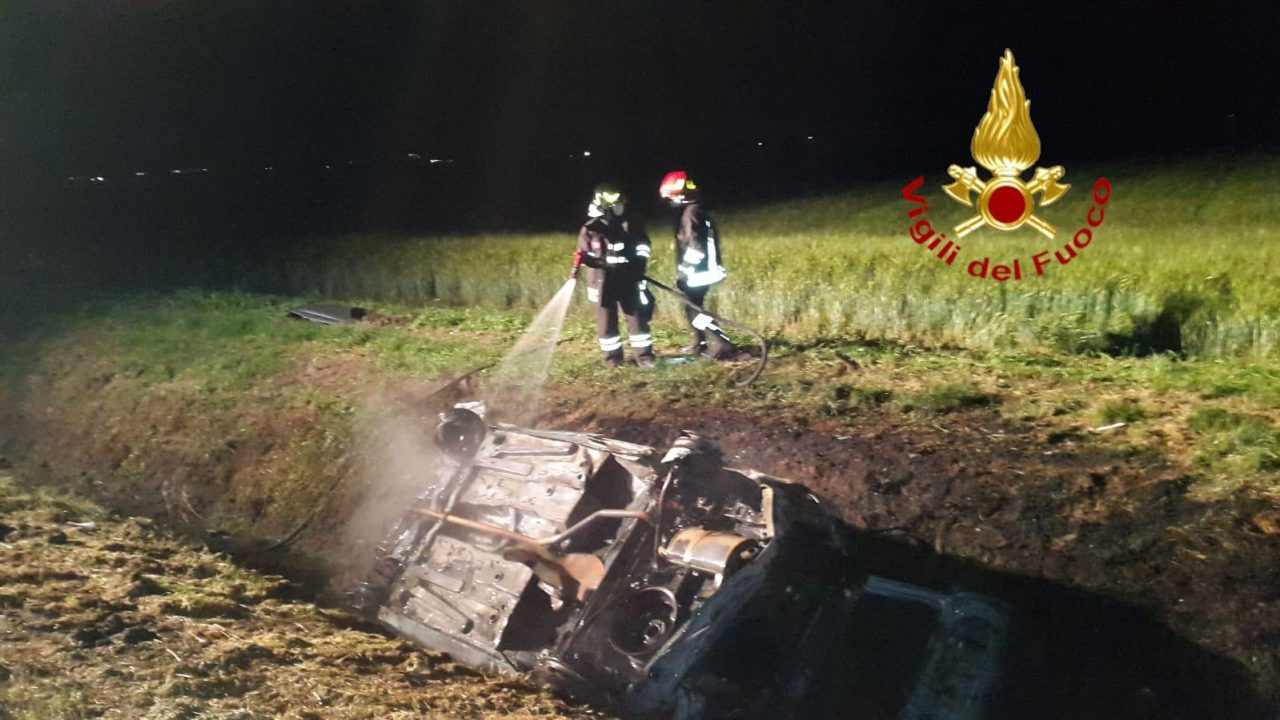 Auto esce di strada e prende fuoco