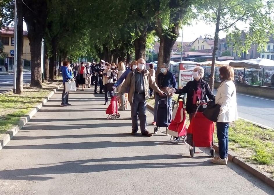 Mercato di Chivasso, centinaia in coda da un’ora LE FOTO
