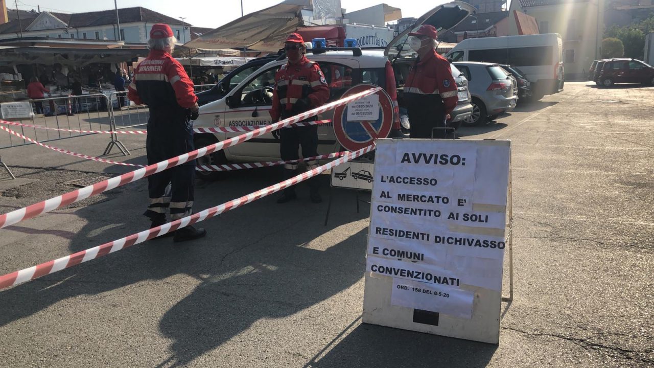 Mercato di Chivasso, centinaia in coda da un’ora IL VIDEO