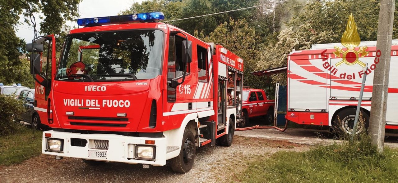 Incendio in una villetta, intervengono i vigili del fuoco