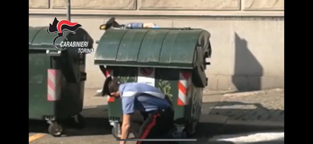 Cassonetto dei rifiuti usato come deposito per lo spaccio IL VIDEO