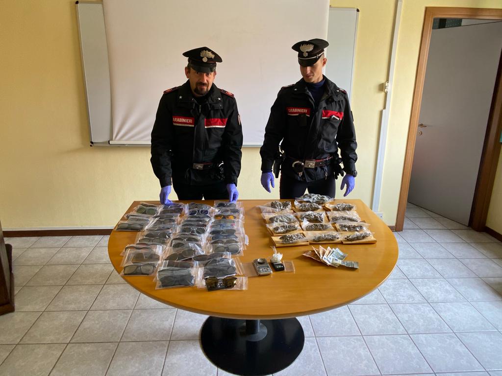 Nella casa del barista di Chivasso droga e 400 occhiali