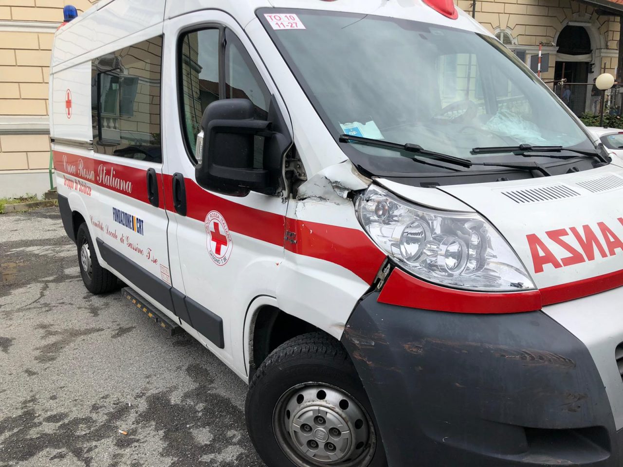 Ambulanza precipita dalla rampa dell’ospedale di Chivasso LE FOTO