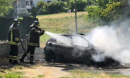 Auto distrutta dalle fiamme a Lauriano, giallo sulle cause LE FOTO