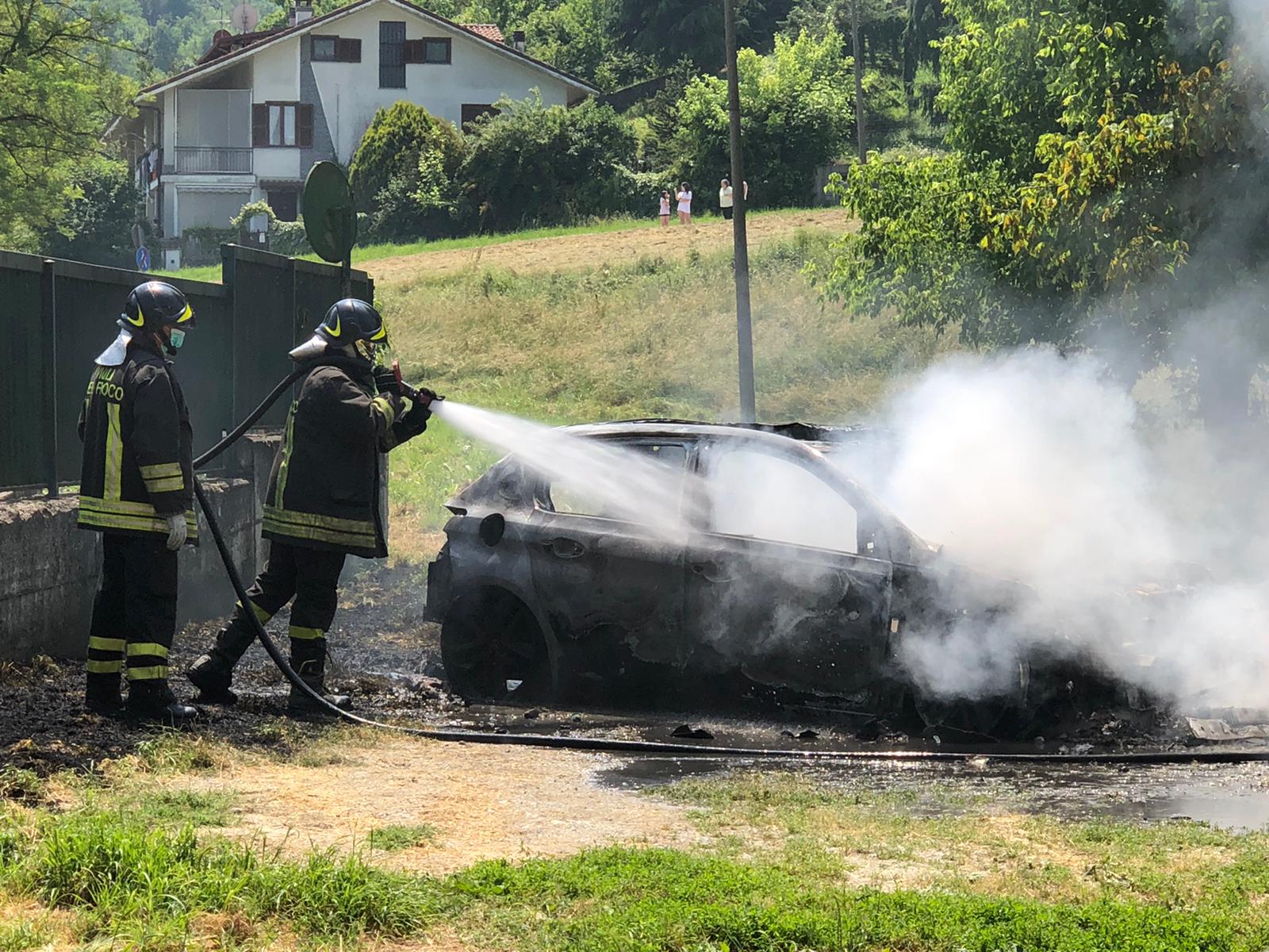 Auto distrutta dalle fiamme a Lauriano. Si tratta di una Peugeut 308 parcheggiata nei pressi del castello. Il fatto è accaduto intorno alle 13 di oggi, giovedì 28 maggio 2020.