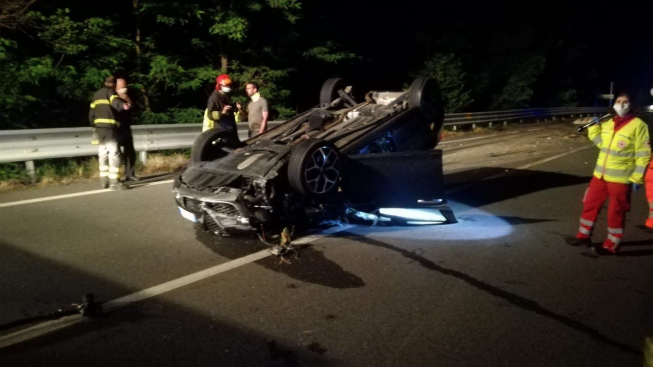 Incidente stradale: auto contro due mucche