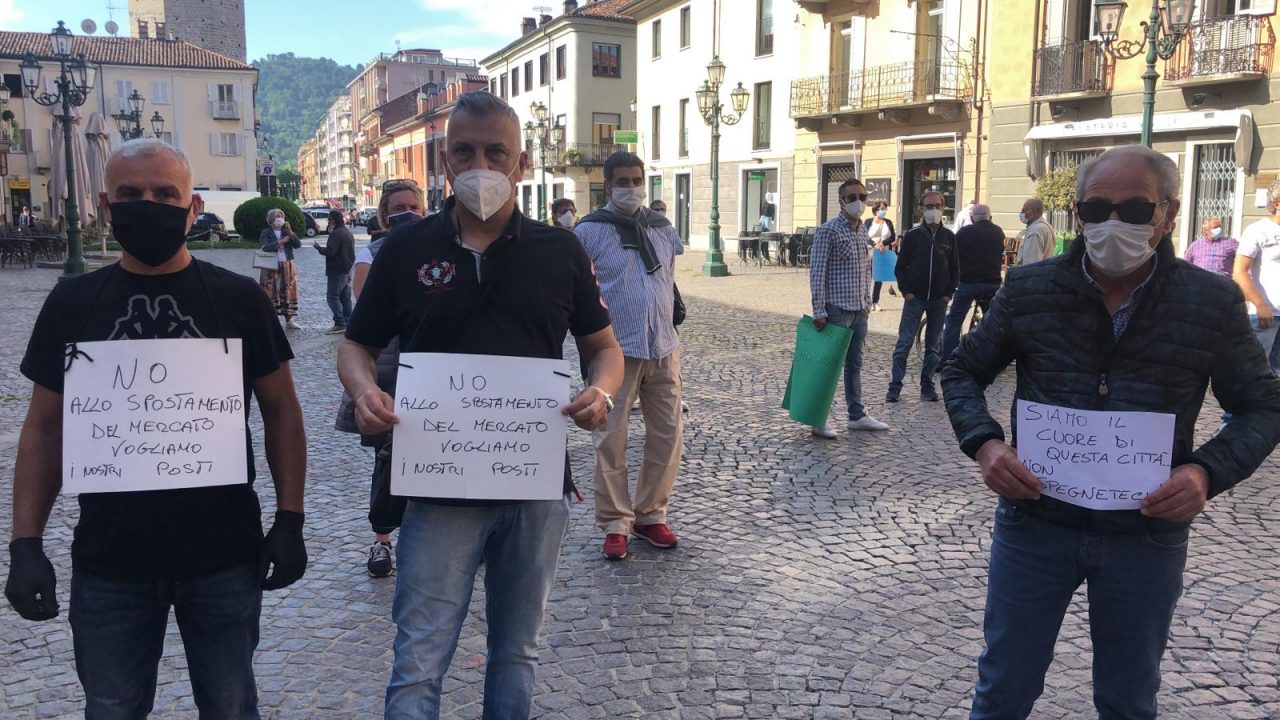 Ambulanti del mercato di Chivasso: Vogliamo restare in via Torino LE FOTO