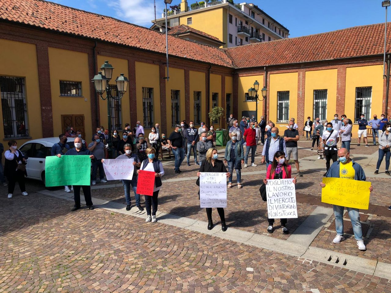 Ambulanti del mercato di Chivasso manifestano nella piazza del Comune