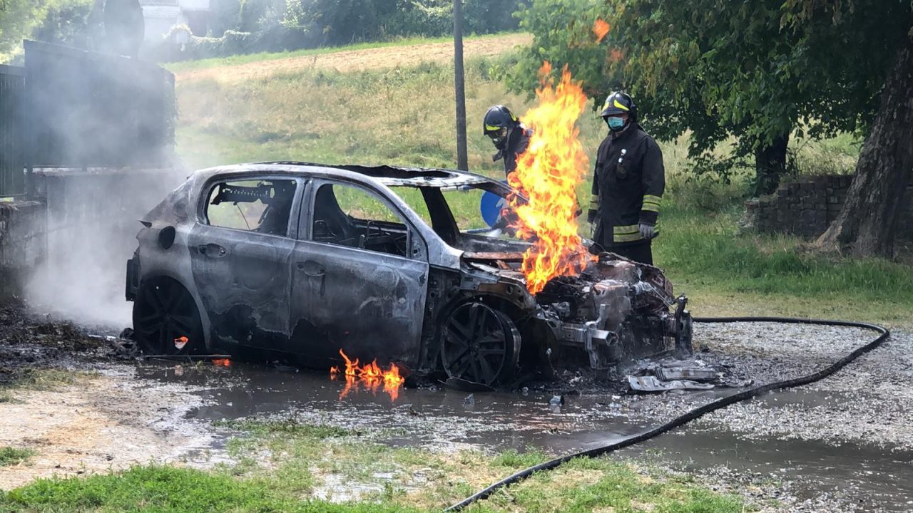 Incendio auto, giallo sulle cause I VIDEO