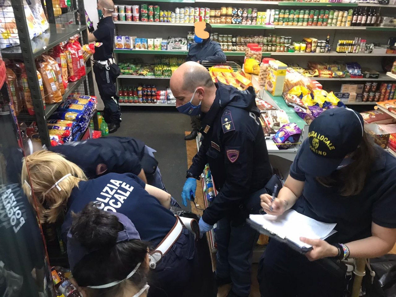 Merce scaduta in un minimarket, gestore sanzionato