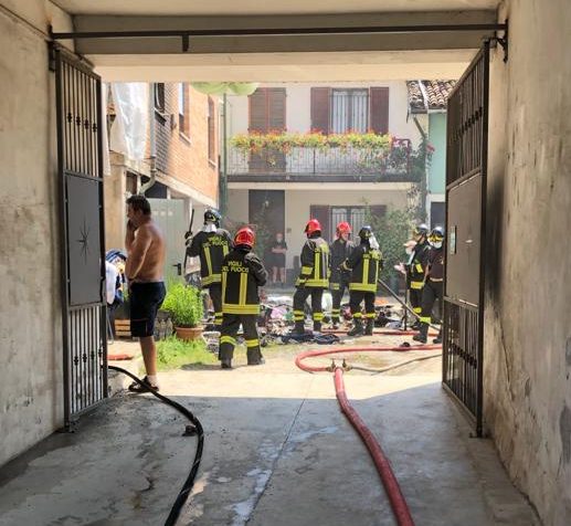 Incendio in un garage a Caluso: vigili del fuoco al lavoro LE FOTO